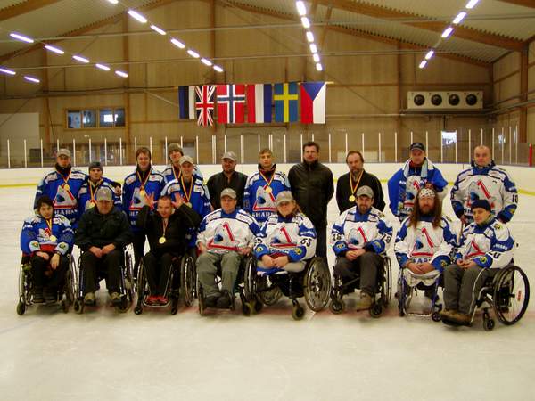Společná fotografie SKV Nowaco Sharks Karlovy Vary po ukončení turnaje